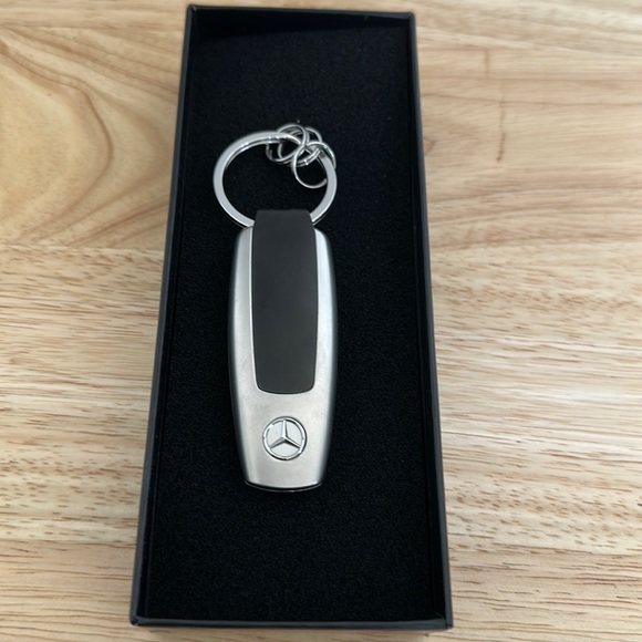 Mercedes Benz logo Keychain - Picture 1 of 2